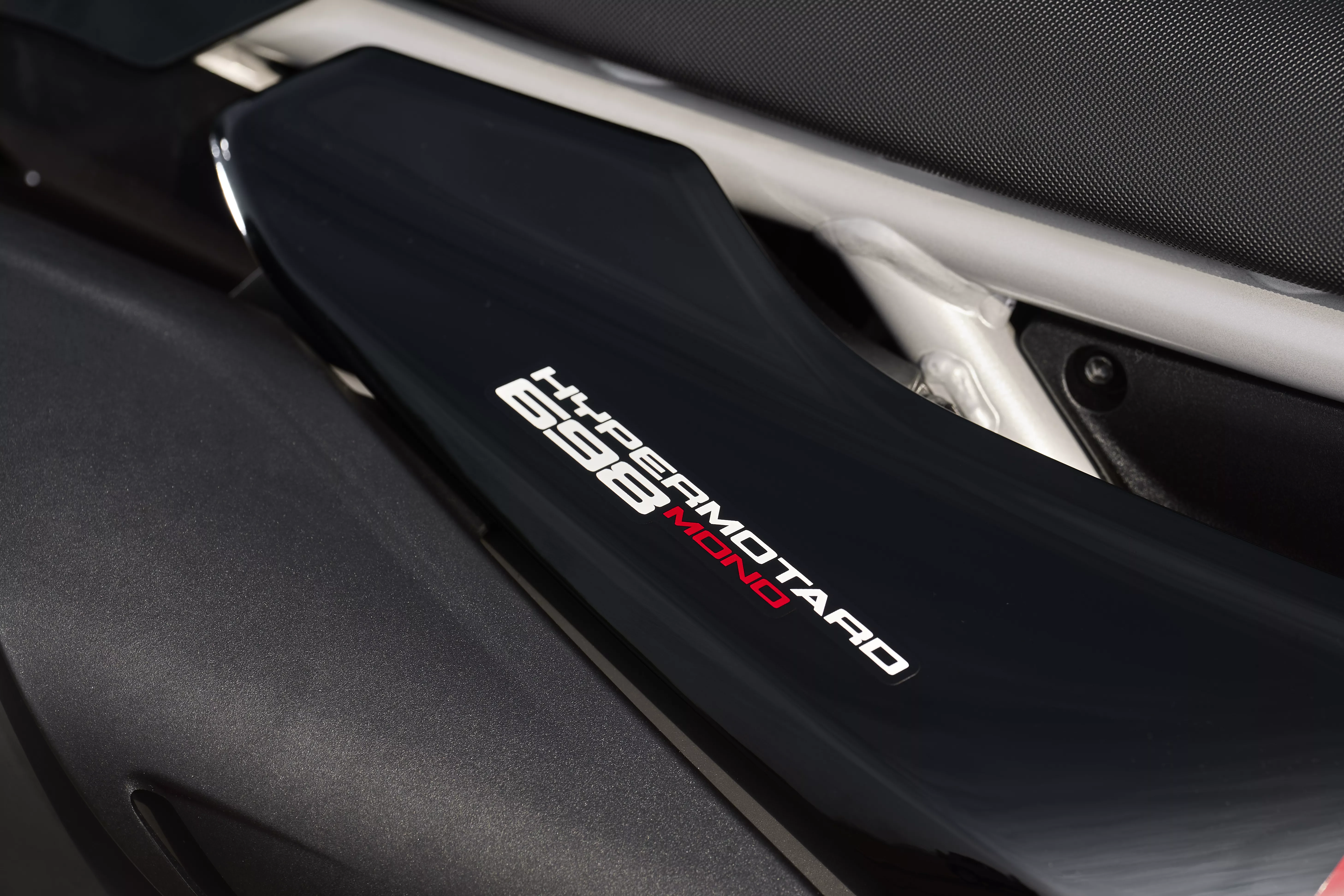 Ducati Hypermotard 698 Mono Nera: Schwarz-Rot ab Juni 2026